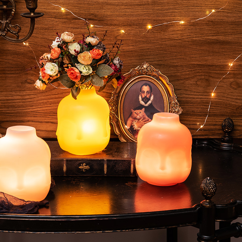 Las velas de simulación de ahorro de energía y protección del medio ambiente crean un ambiente romántico.